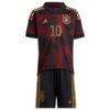 11097 PACK JUNIOR ALLEMAGNE EXTERIEUR GNABRY. ENSEMBLE MAILLOT ET SHORT 2022 2023